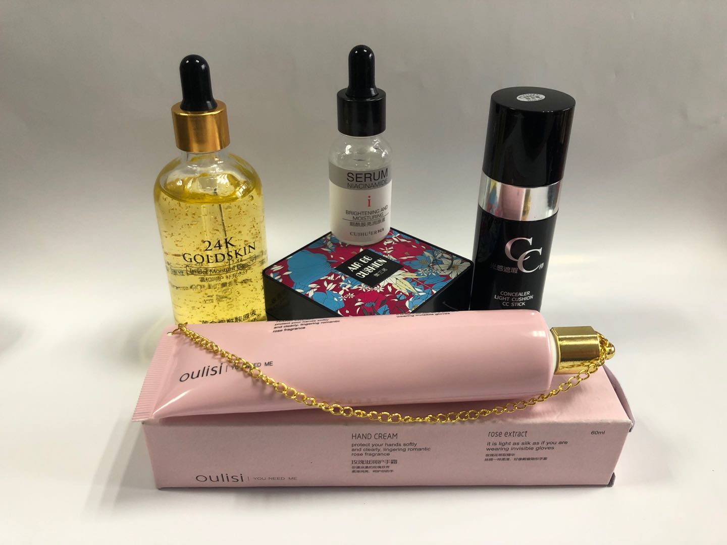 изборажение человека в пустом помещении