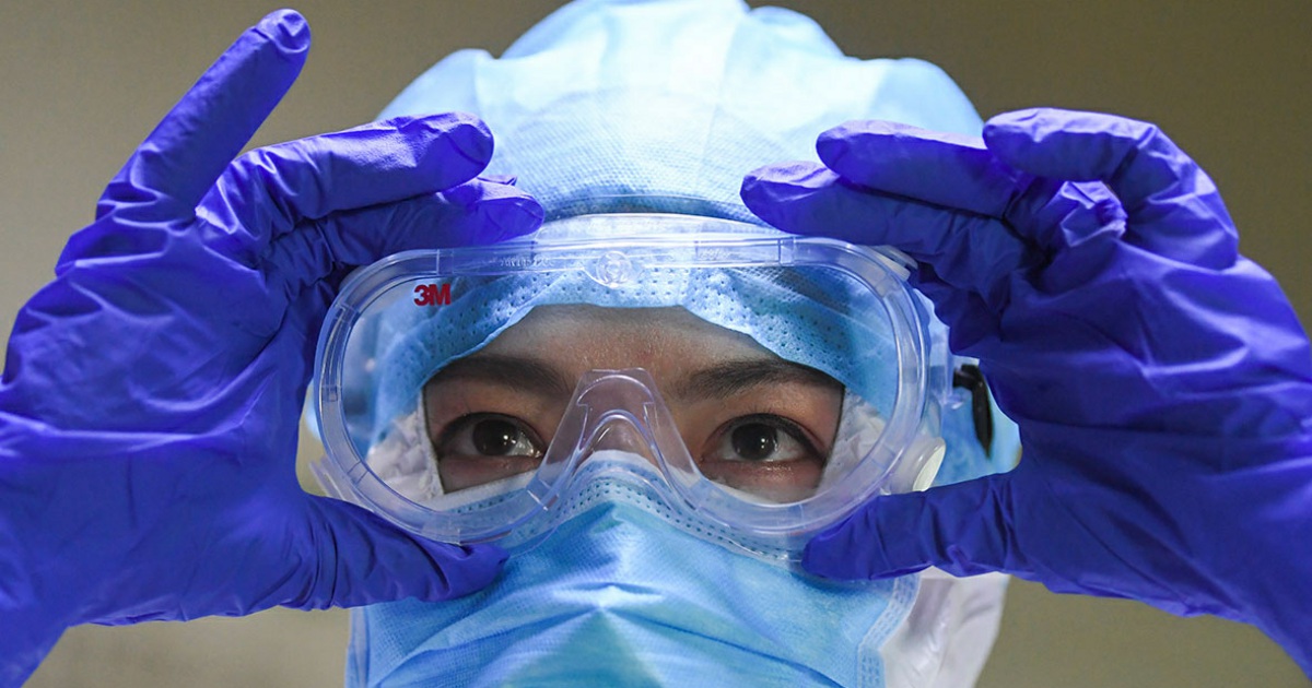 изображение  человека в мед маске